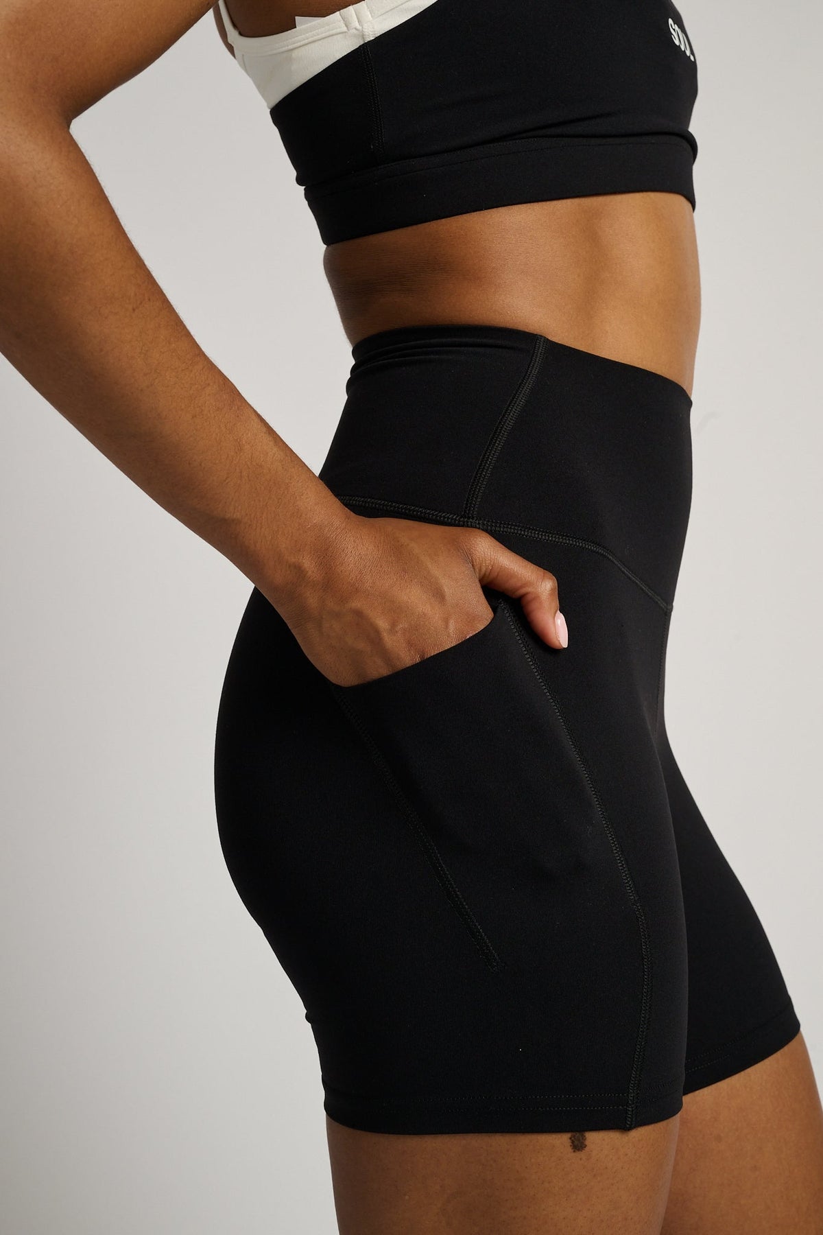 Airweight High Waist Pocket Short 6"